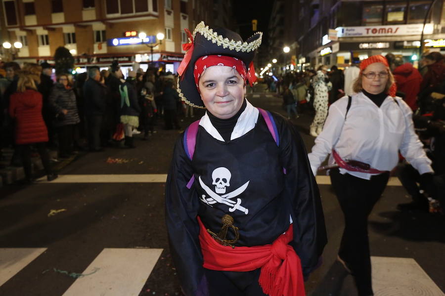 Las charangas hicieron las delicias de los cientos de gijoneses que desafiaron al frío para presenciar el principal desfile del Día de Carnaval