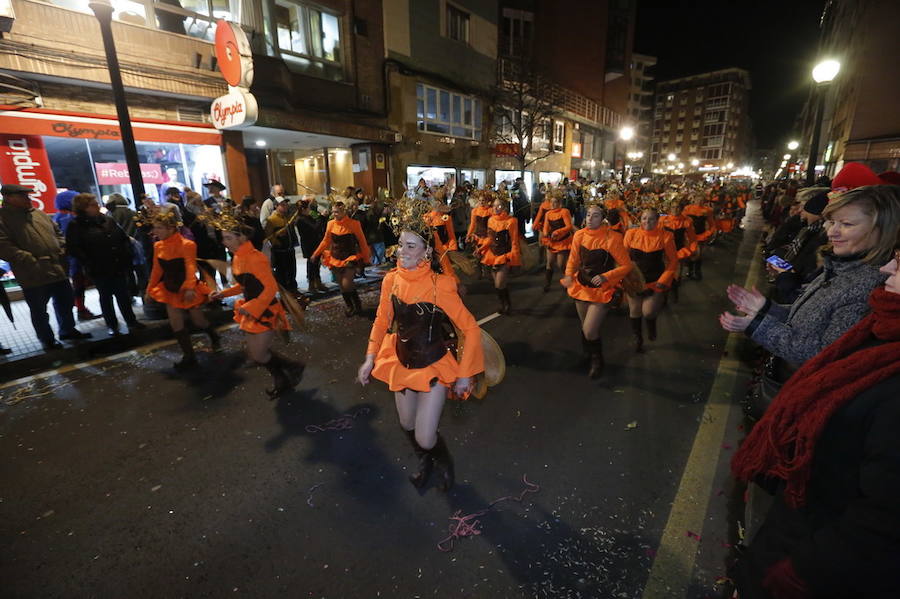 Las charangas hicieron las delicias de los cientos de gijoneses que desafiaron al frío para presenciar el principal desfile del Día de Carnaval