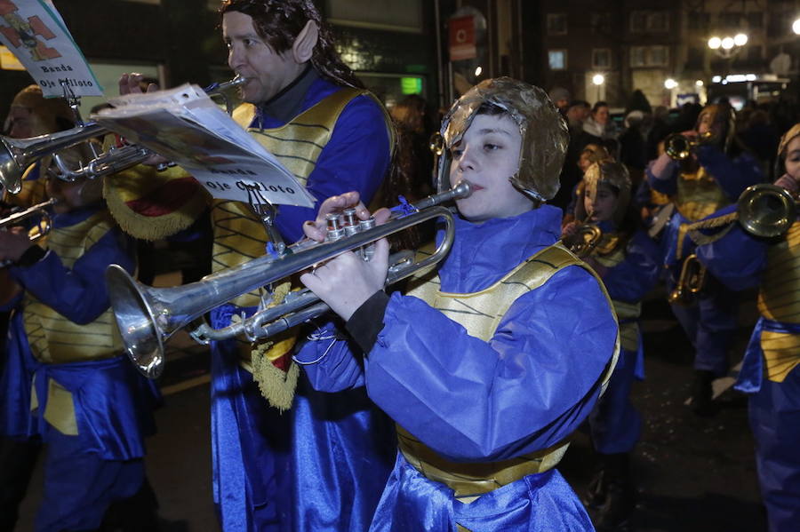 Las charangas hicieron las delicias de los cientos de gijoneses que desafiaron al frío para presenciar el principal desfile del Día de Carnaval