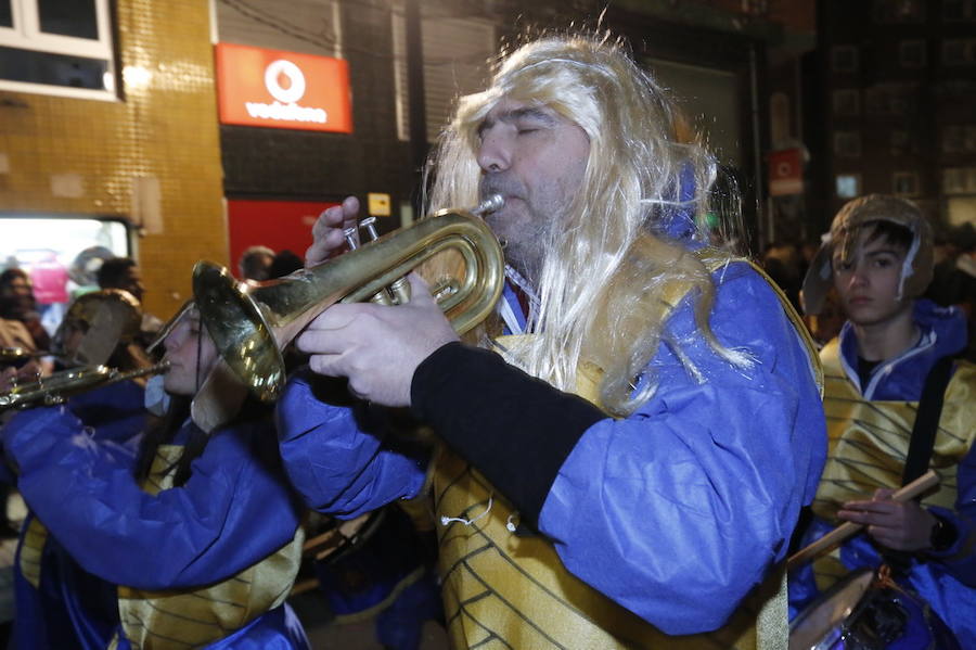 Las charangas hicieron las delicias de los cientos de gijoneses que desafiaron al frío para presenciar el principal desfile del Día de Carnaval