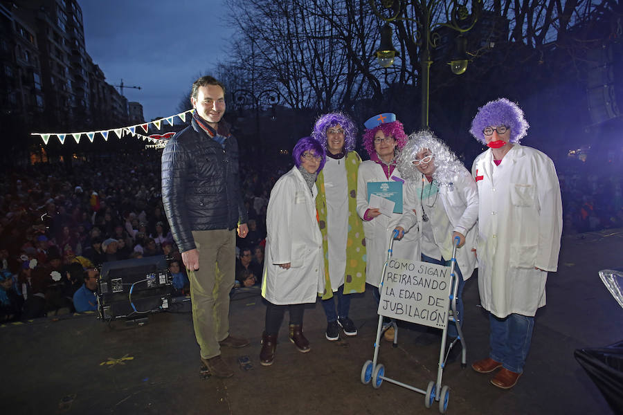 Las charangas gijonesas no perdieron la gracia ni aún bajo la lluvia. Begoña se convirtió en su pasarela camino al escenario que encumbraría este martes a Los Restallones como reyes del Carnaval de Gijón 2018