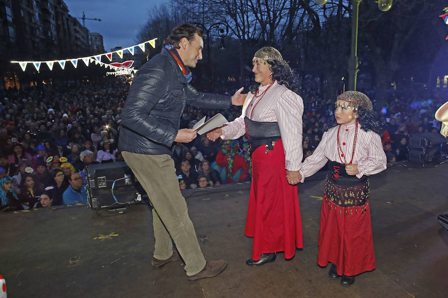 Las charangas gijonesas no perdieron la gracia ni aún bajo la lluvia. Begoña se convirtió en su pasarela camino al escenario que encumbraría este martes a Los Restallones como reyes del Carnaval de Gijón 2018