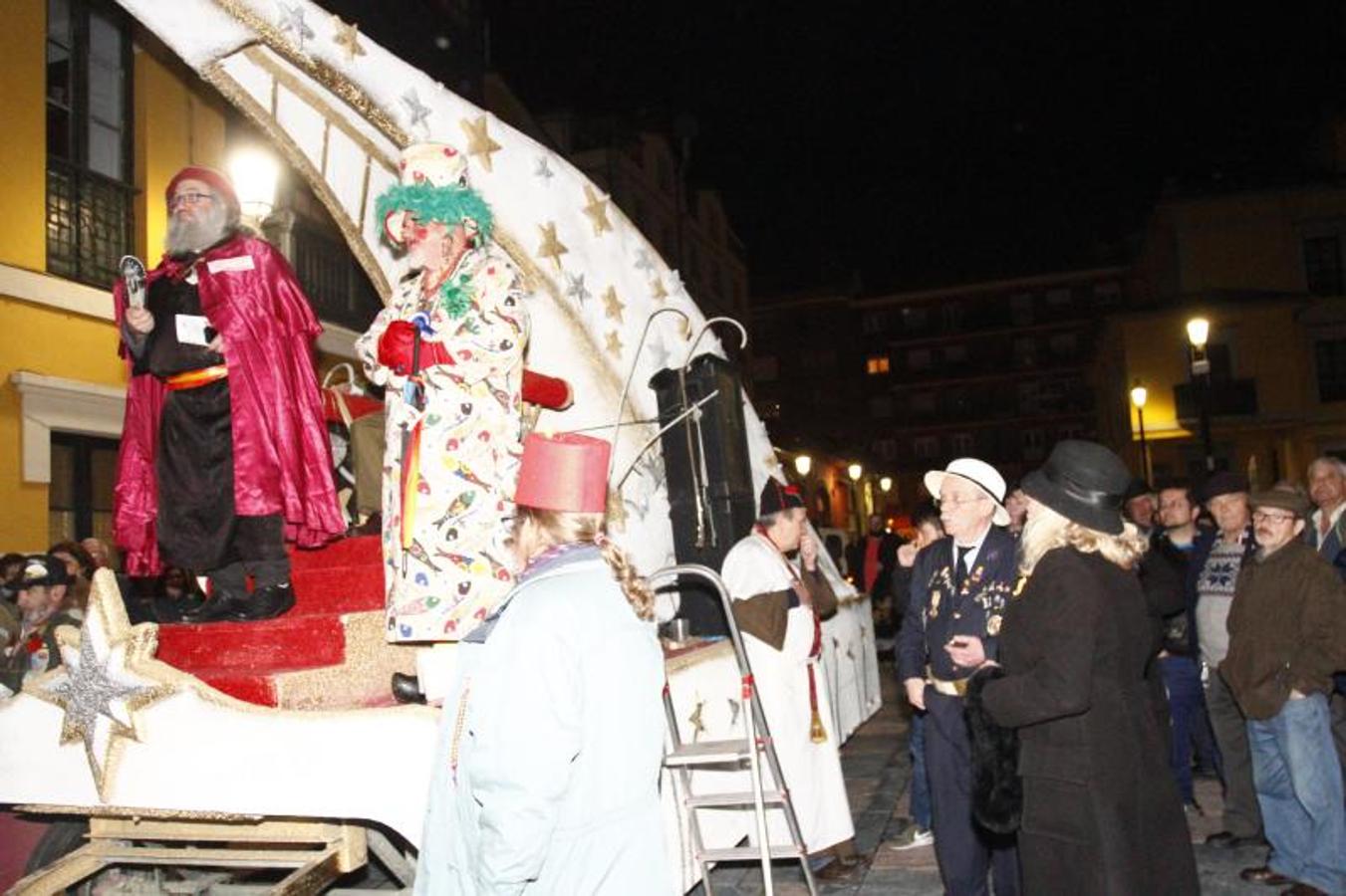 La ciudad pone punto y final a las celebraciones de antroxu con un animado entierro de la sardina