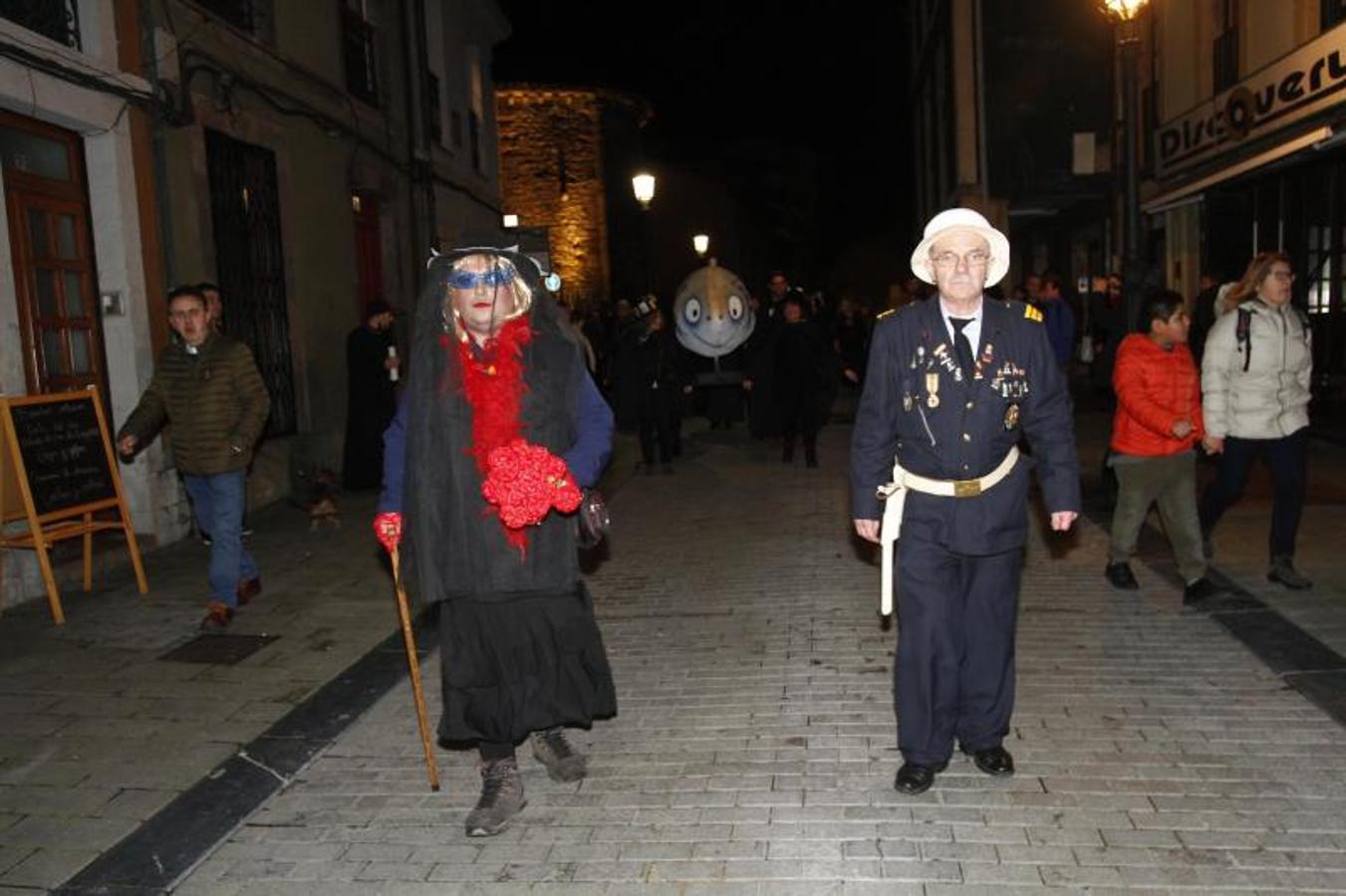 La ciudad pone punto y final a las celebraciones de antroxu con un animado entierro de la sardina