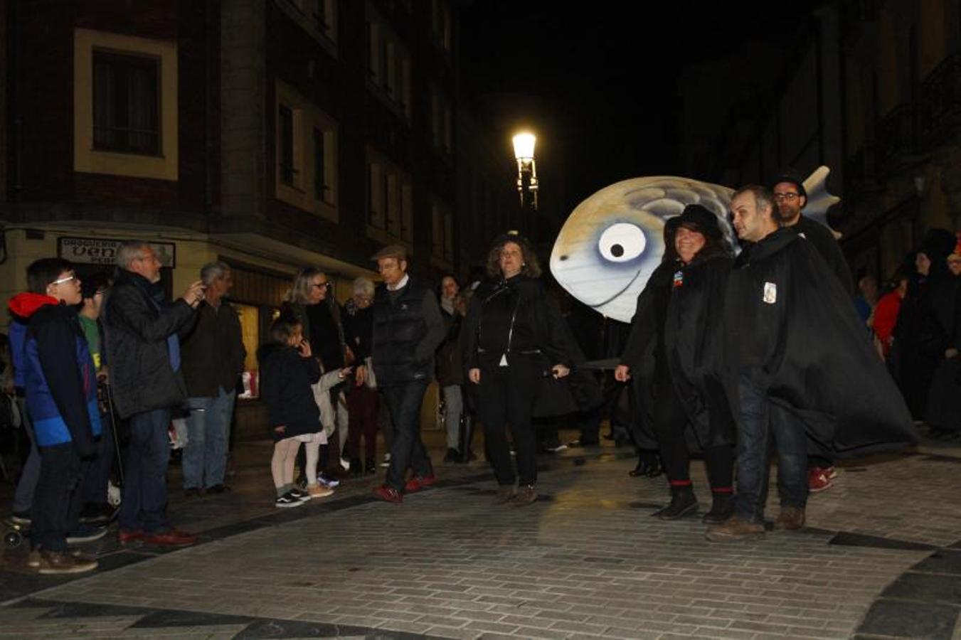 La ciudad pone punto y final a las celebraciones de antroxu con un animado entierro de la sardina