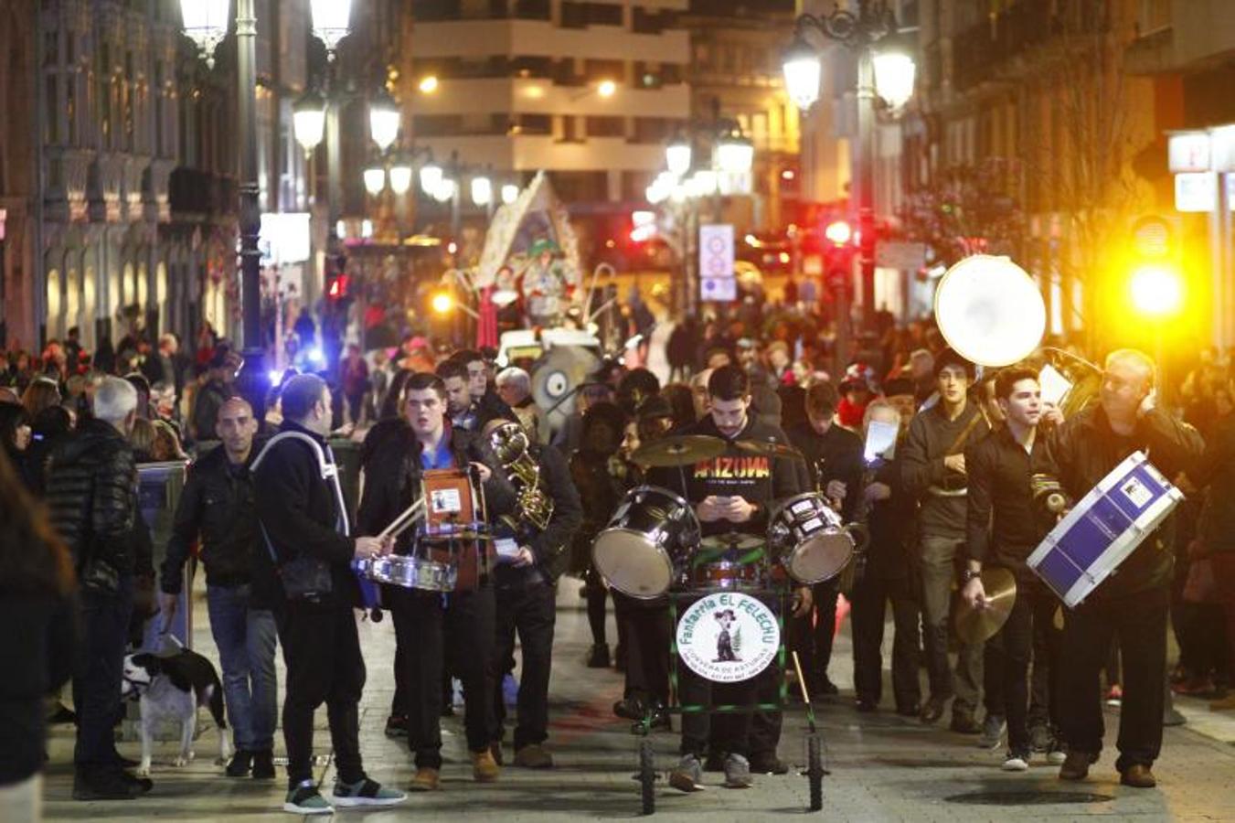 La ciudad pone punto y final a las celebraciones de antroxu con un animado entierro de la sardina