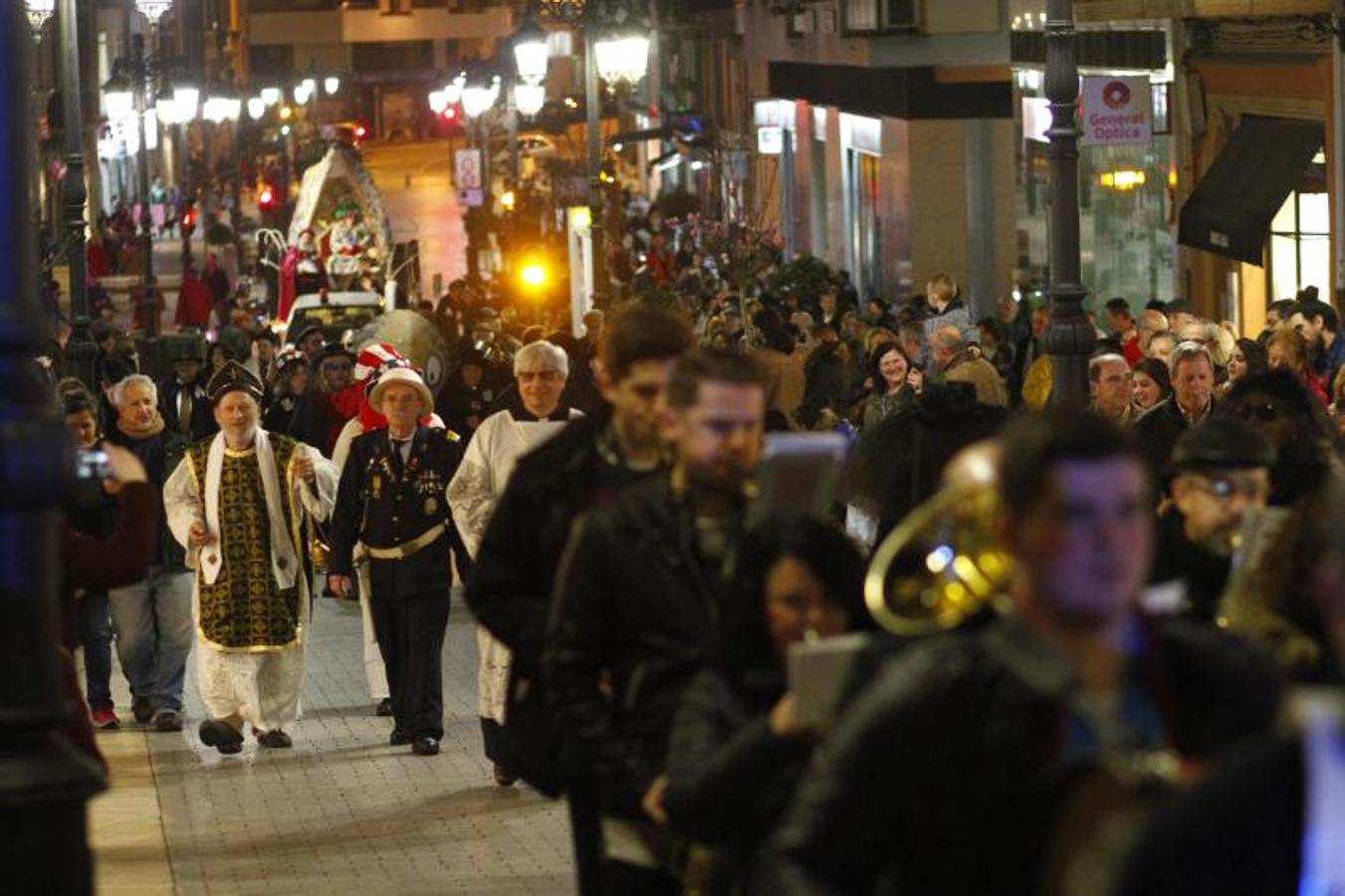 La ciudad pone punto y final a las celebraciones de antroxu con un animado entierro de la sardina