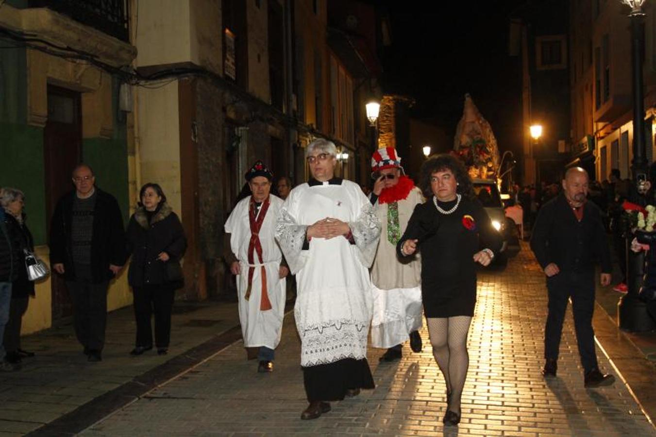 La ciudad pone punto y final a las celebraciones de antroxu con un animado entierro de la sardina