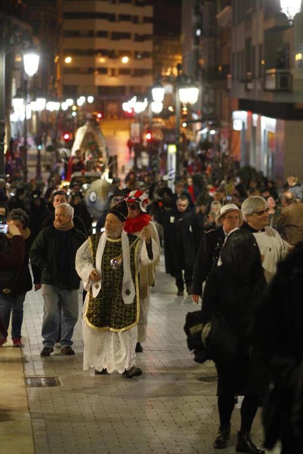La ciudad pone punto y final a las celebraciones de antroxu con un animado entierro de la sardina