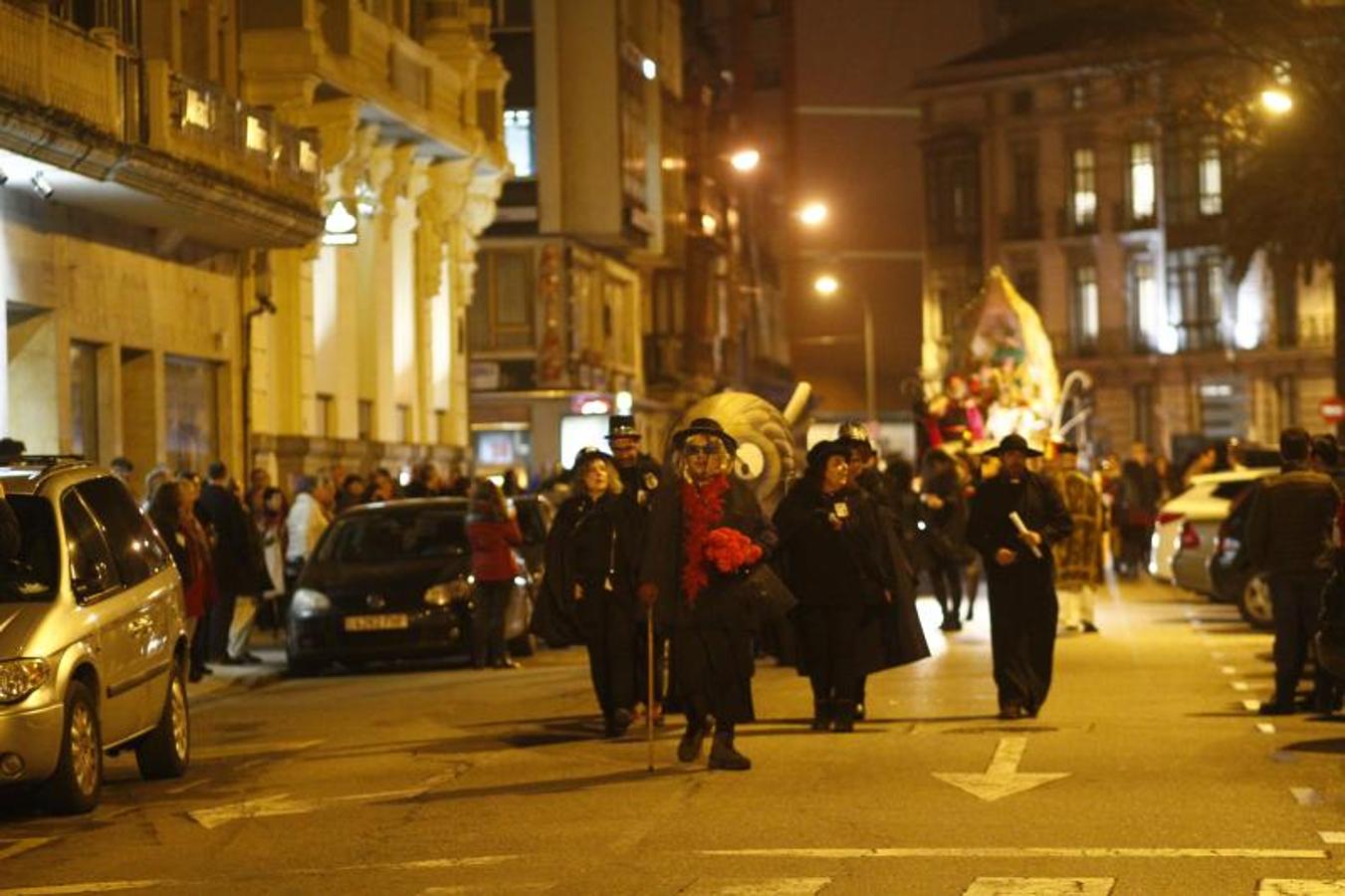 La ciudad pone punto y final a las celebraciones de antroxu con un animado entierro de la sardina