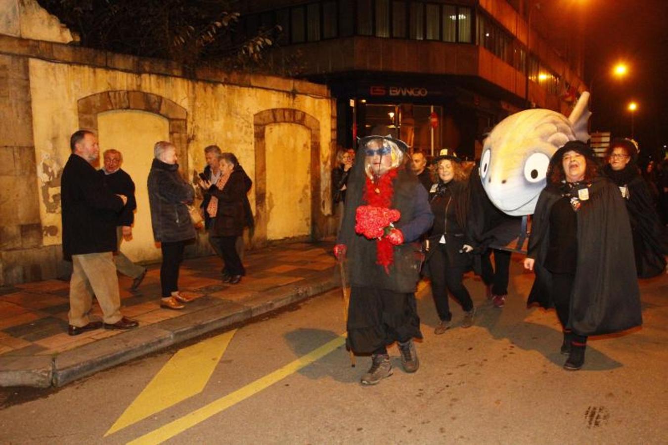 La ciudad pone punto y final a las celebraciones de antroxu con un animado entierro de la sardina