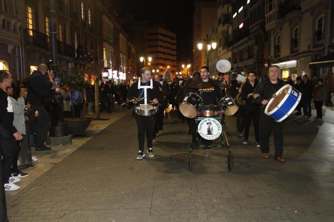 La ciudad pone punto y final a las celebraciones de antroxu con un animado entierro de la sardina