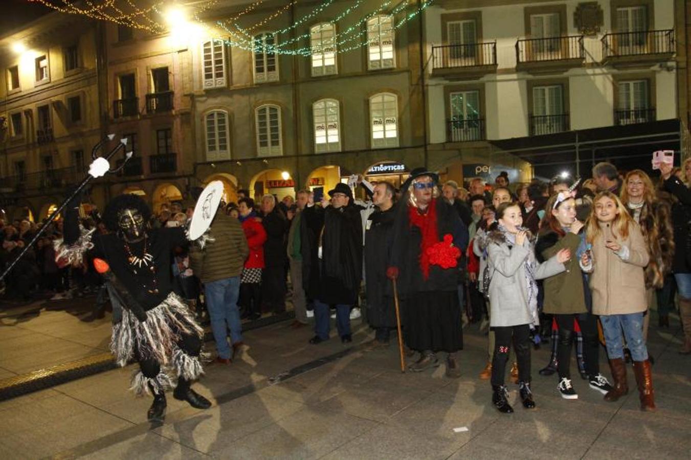 La ciudad pone punto y final a las celebraciones de antroxu con un animado entierro de la sardina