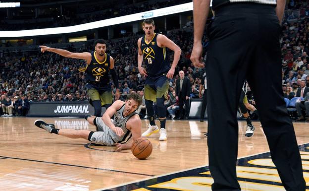 Pau GAsol intenta controlar el balón. 