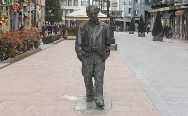 Estatua de Woody Allen en la calle Milicias Nacionales de Oviedo. 