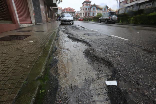 Estado de deterioro del asfalto en la calle de Rafael Suárez, situación que afecta especialmente a las plazas de aparcamiento. 