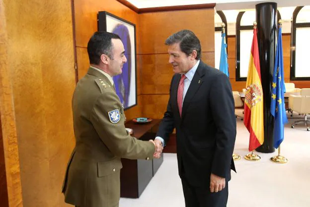 El coronel Manuel Pérez saluda al presidente del Principado. :: PIÑA