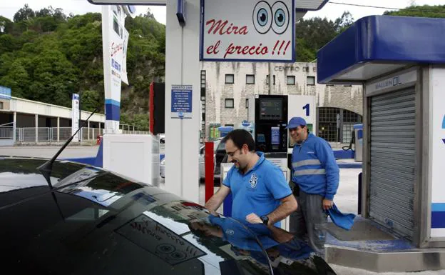 Una gasolinera 'low cost' ubicada en Mieres. 