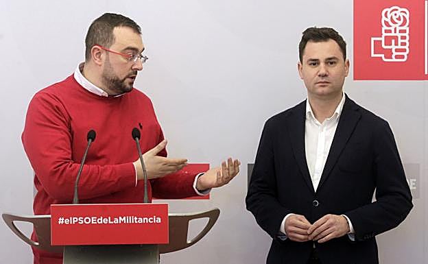 Barbón y Javier Cendón, ayer, en la sede de la FSA. 