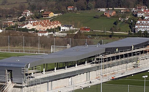 Las instalaciones de La Pixarra, con el Naranco al fondo.