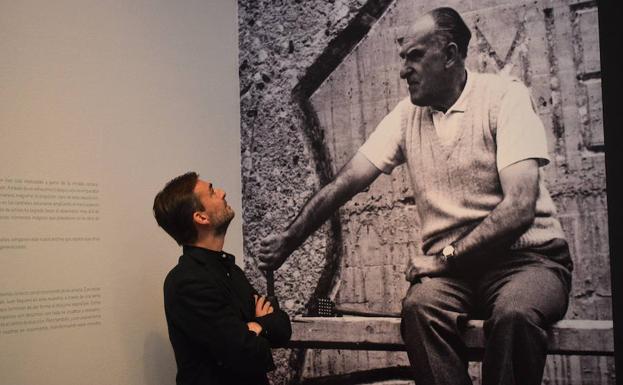 El nieto del artista, comisario de la exposición, ante una imagen de su abuelo. 