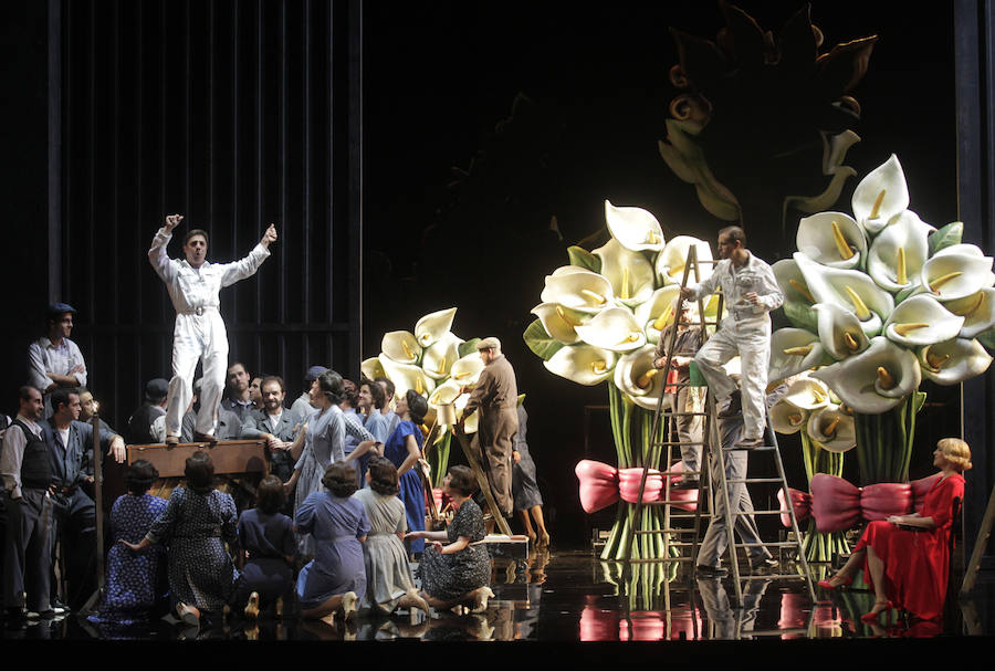 Olíver Díaz está al frente de la dirección musical de la zarzuela, con la Oviedo Filarmonía y el Coro Capilla Polifónica Ciudad de Oviedo. Emilio Sagi está a cargo de la dirección escénica. Los protagonistas son Rossy de Palma, Emmanuel Faraldo y Luis Álvarez.