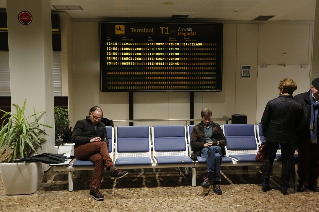 El fenómeno meteorológico ha provocado cancelaciones, retrasos y desviaciones de vuelos a Santander. 