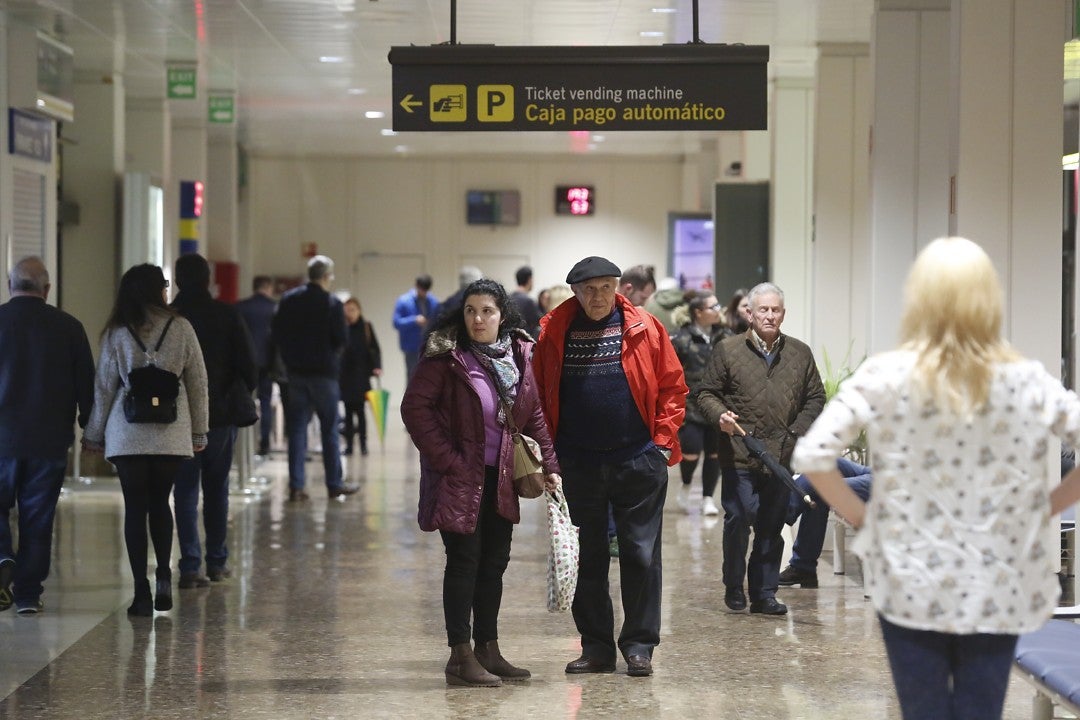 El fenómeno meteorológico ha provocado cancelaciones, retrasos y desviaciones de vuelos a Santander. 