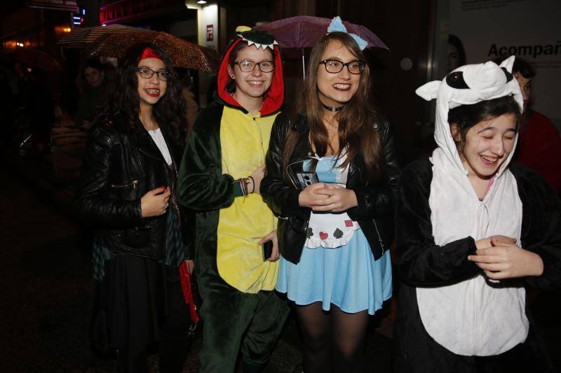 La 'Truchona Minera del Caudal' protagoniza las celebraciones carnavaleras que llenaron las calles de vecinos y visitantes.