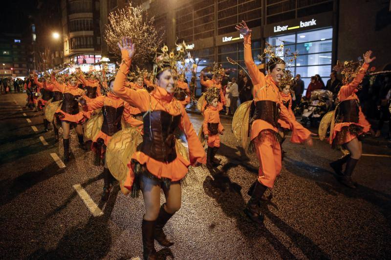 La 'Truchona Minera del Caudal' protagoniza las celebraciones carnavaleras que llenaron las calles de vecinos y visitantes.
