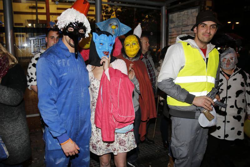La 'Truchona Minera del Caudal' protagoniza las celebraciones carnavaleras que llenaron las calles de vecinos y visitantes.
