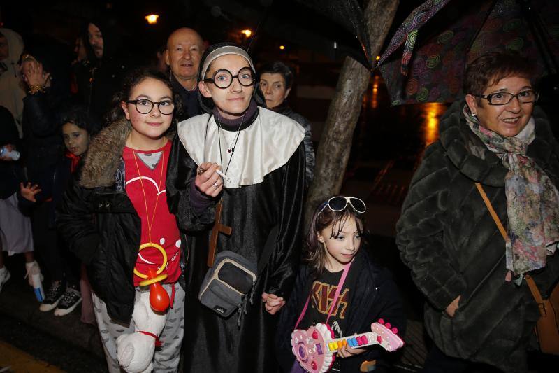 La 'Truchona Minera del Caudal' protagoniza las celebraciones carnavaleras que llenaron las calles de vecinos y visitantes.