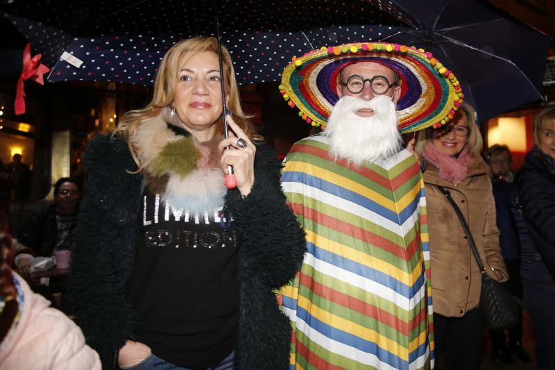 La 'Truchona Minera del Caudal' protagoniza las celebraciones carnavaleras que llenaron las calles de vecinos y visitantes.