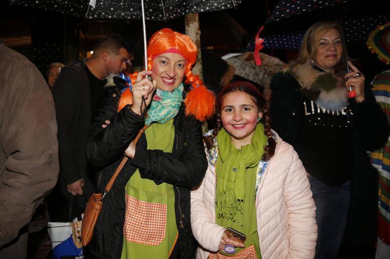 La 'Truchona Minera del Caudal' protagoniza las celebraciones carnavaleras que llenaron las calles de vecinos y visitantes.