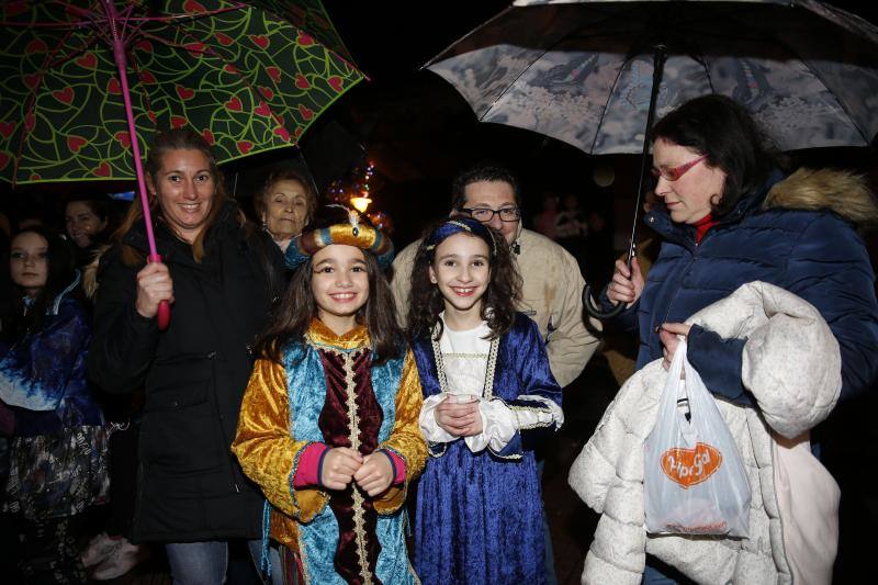La 'Truchona Minera del Caudal' protagoniza las celebraciones carnavaleras que llenaron las calles de vecinos y visitantes.