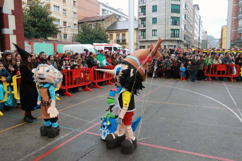 La 'Truchona Minera del Caudal' protagoniza las celebraciones carnavaleras que llenaron las calles de vecinos y visitantes.