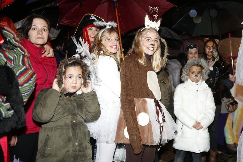 La 'Truchona Minera del Caudal' protagoniza las celebraciones carnavaleras que llenaron las calles de vecinos y visitantes.