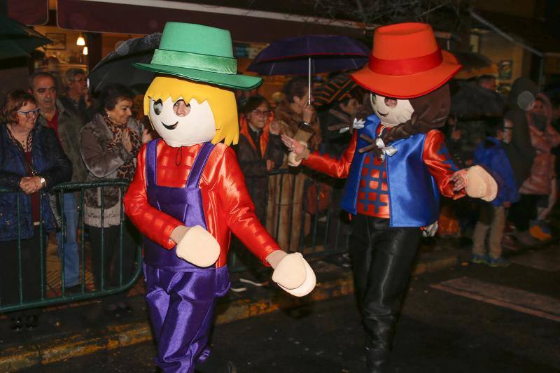 La 'Truchona Minera del Caudal' protagoniza las celebraciones carnavaleras que llenaron las calles de vecinos y visitantes.