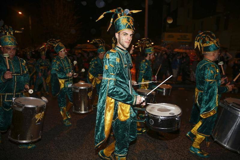 La 'Truchona Minera del Caudal' protagoniza las celebraciones carnavaleras que llenaron las calles de vecinos y visitantes.