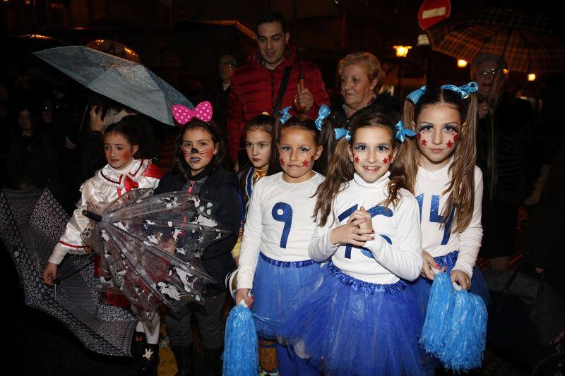 La 'Truchona Minera del Caudal' protagoniza las celebraciones carnavaleras que llenaron las calles de vecinos y visitantes.