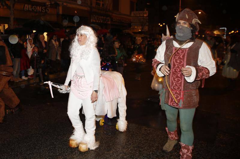 La 'Truchona Minera del Caudal' protagoniza las celebraciones carnavaleras que llenaron las calles de vecinos y visitantes.