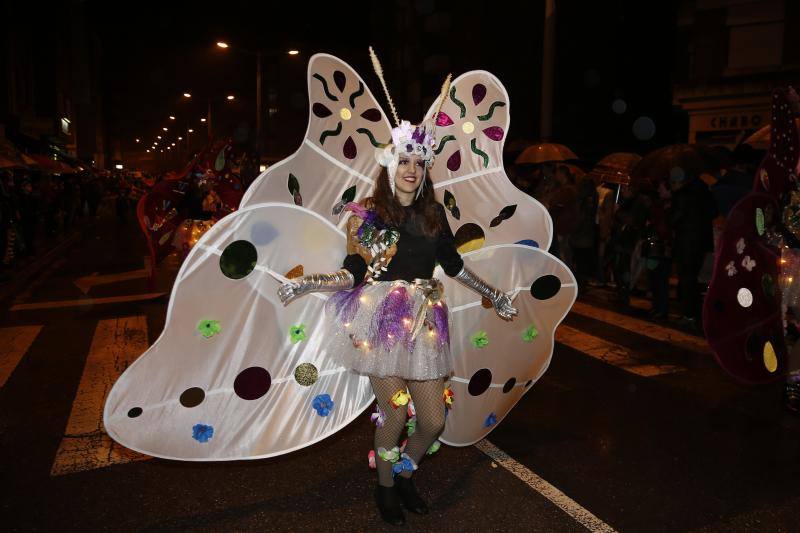 La 'Truchona Minera del Caudal' protagoniza las celebraciones carnavaleras que llenaron las calles de vecinos y visitantes.