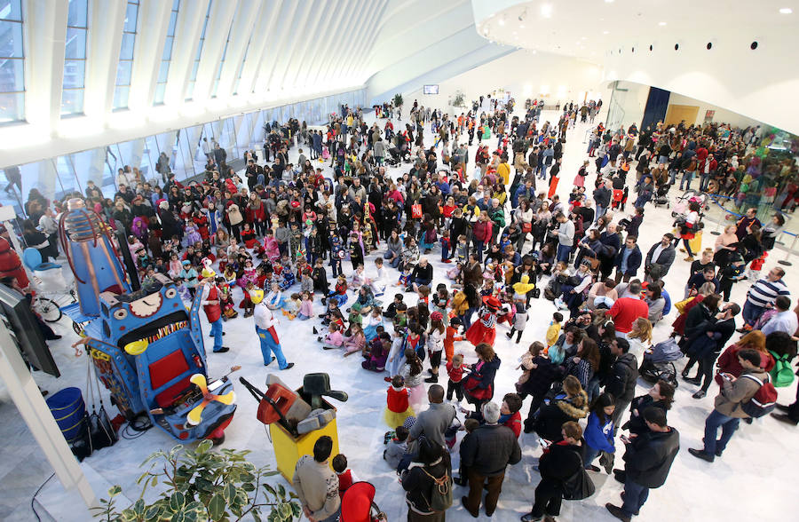 El desfile infantil y el concierto de Petit Pop marcan la primera jornada de la celebración carnavalera en la capital asturiana.