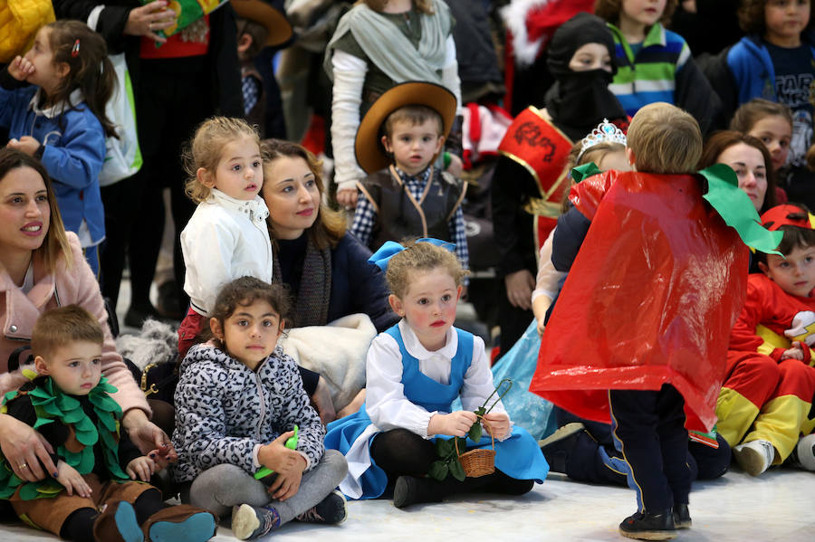 El desfile infantil y el concierto de Petit Pop marcan la primera jornada de la celebración carnavalera en la capital asturiana.