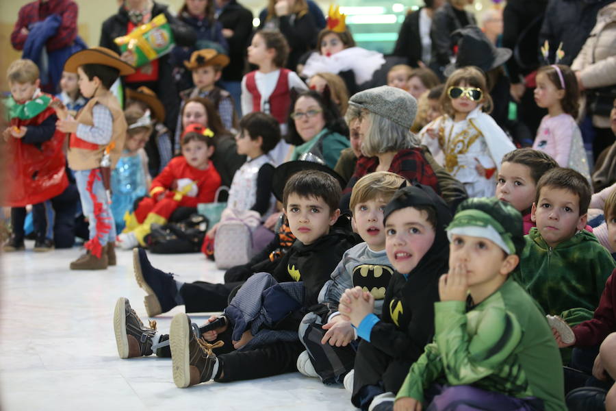 El desfile infantil y el concierto de Petit Pop marcan la primera jornada de la celebración carnavalera en la capital asturiana.