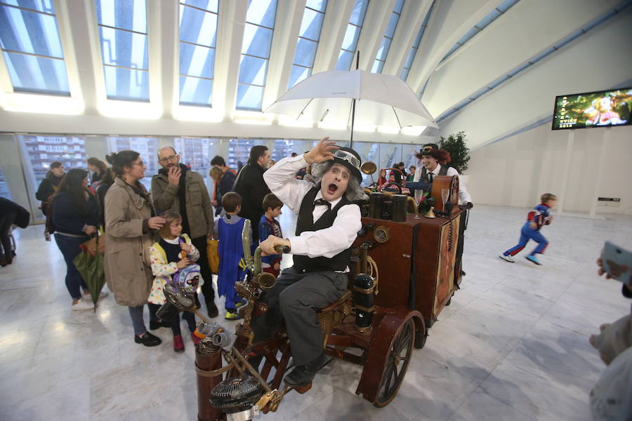 El desfile infantil y el concierto de Petit Pop marcan la primera jornada de la celebración carnavalera en la capital asturiana.