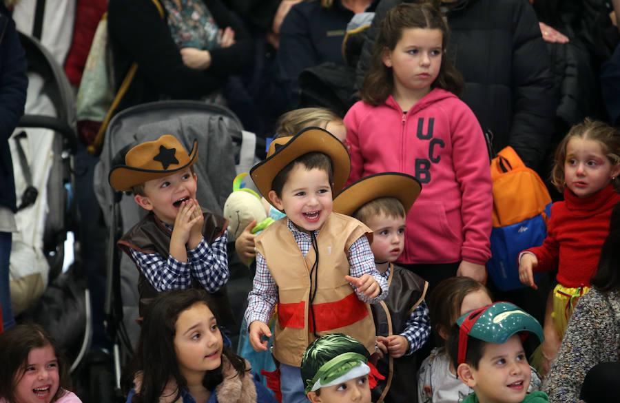 El desfile infantil y el concierto de Petit Pop marcan la primera jornada de la celebración carnavalera en la capital asturiana.