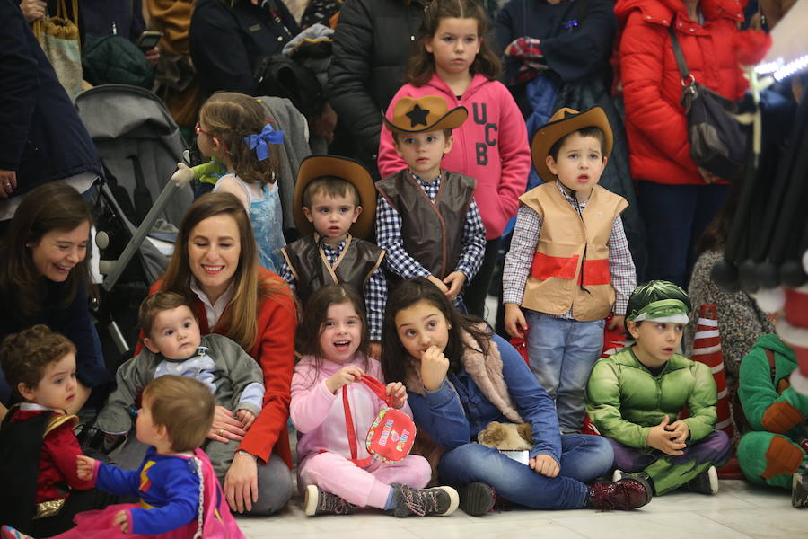 El desfile infantil y el concierto de Petit Pop marcan la primera jornada de la celebración carnavalera en la capital asturiana.