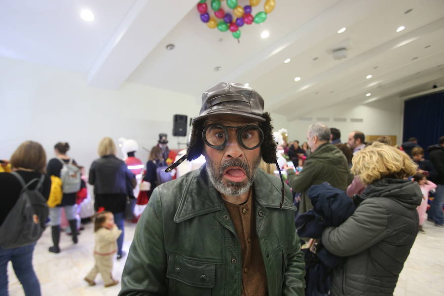 El desfile infantil y el concierto de Petit Pop marcan la primera jornada de la celebración carnavalera en la capital asturiana.