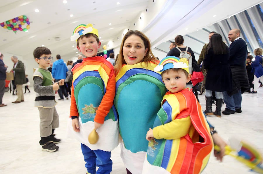 El desfile infantil y el concierto de Petit Pop marcan la primera jornada de la celebración carnavalera en la capital asturiana.